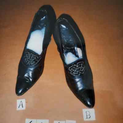 Black Leather Shoes with Bow Ornament