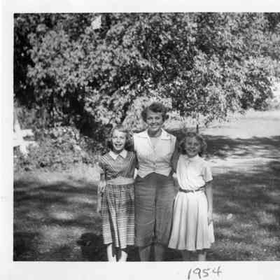 PH-1171a-Jeanette with daughters Gail and Ann, 1954