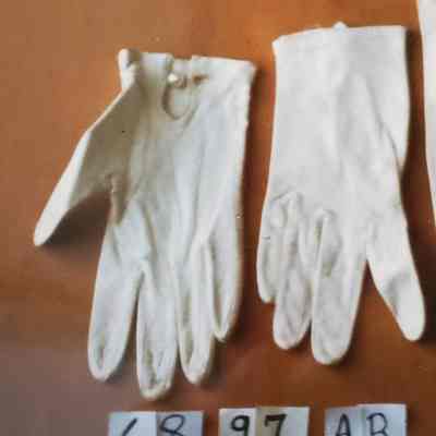 Short White Leather Gloves