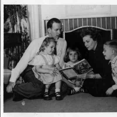 PH-1171-Jeanett and Frank reading book to children Ann, Gail, Rick