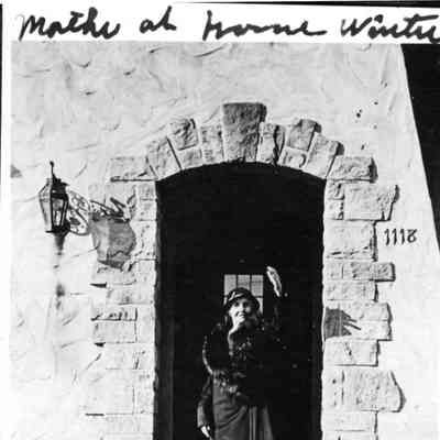 PH-1203g-Mother at home, winter