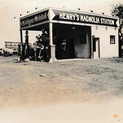 Henry's Magnolia Mobilgas Mobiloil Gas Station [Photograph]
