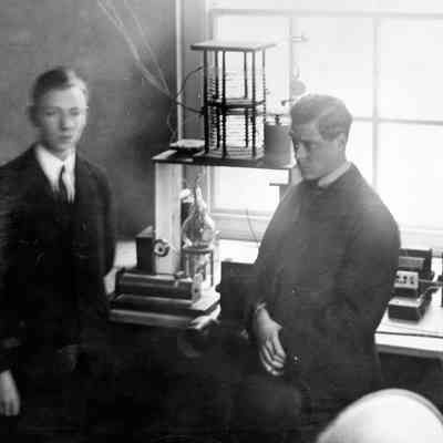 Prince of Wales in lab with C Goyder