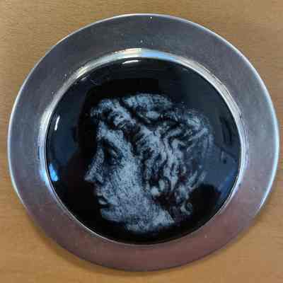 Circular pin with profile
