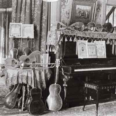 Zobel Family Parlor, 603 Watson St.