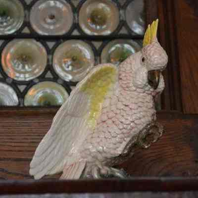 Macaw statuette