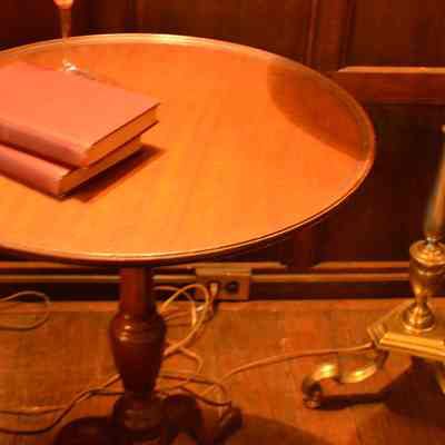 Pie crust table