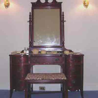 Table, Dressing