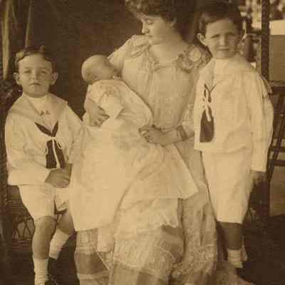 Coe_Family_040: Portrait of Mai Coe holding Henry H.R. Coe with William Rogers Coe to her left and Robert D. Coe to her right