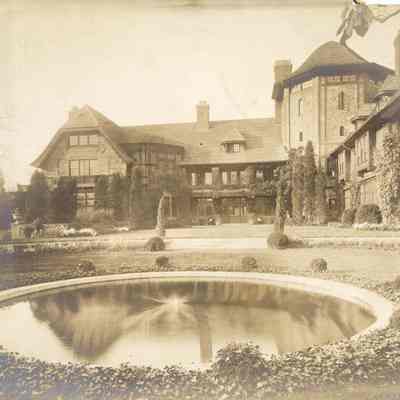 Byrne_004: Front façade of Byrne House with circular pool