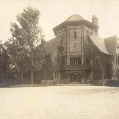 Byrne_037: Exterior of entrance to Byrne House, photographed by August Patzig