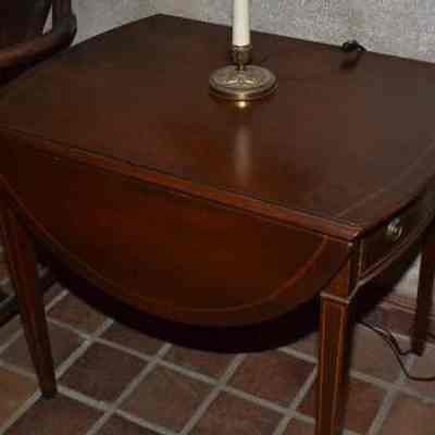 Gate-leg table