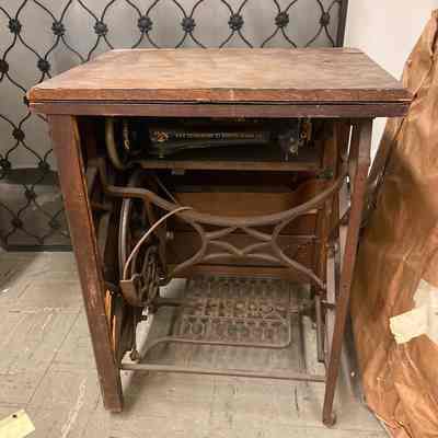 Free sewing machine table
