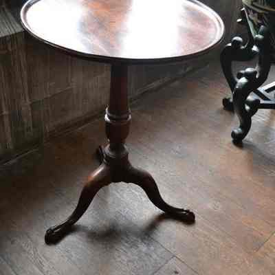 Pie crust table