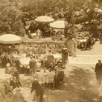 Coe_Natalie_032: Photo of guests at outdoor tables at wedding of Natalie Coe and Count Leonardo Vitetti, photographed by David Berns