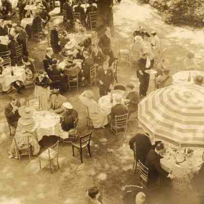 Coe_Natalie_033: Photo of guests at outdoor tables at wedding of Natalie Coe and Count Leonardo Vitetti, photographed by David Berns