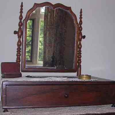 Dresser, Stand