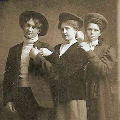 1904 portrait of Robert Mill & 2 unidentified women.