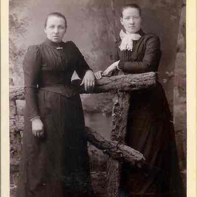 2 unidentified women from the Grossmann & Owings Studio in Spokane, circa 1890.
