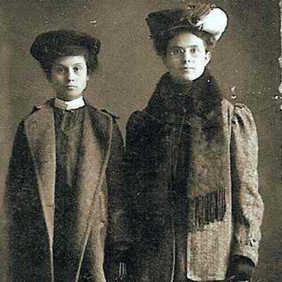 1904 portrait of Elma Babb & unidentified woman