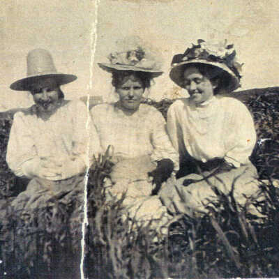 Minnie, Hannah & Lenora, 1909