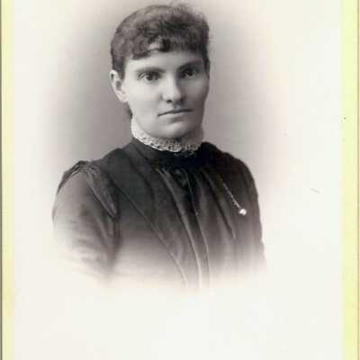 unidentified woman from the Grossmann & Owings studio in Spokane, circa 1890.