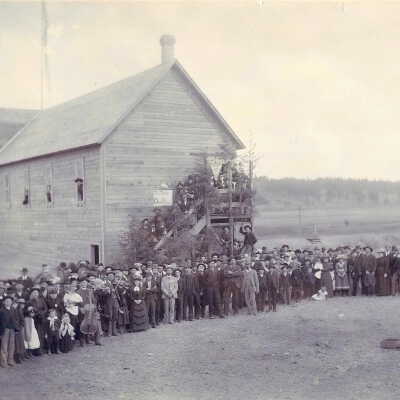 people at a pioneer picnic 1910.