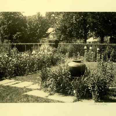 35 Grand Street, Stonington CT garden