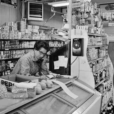 Elsie Piver Munson at Roland's Market