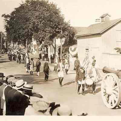 American Volunteers of 1814 with cannon, Elm Street, Stonington CT