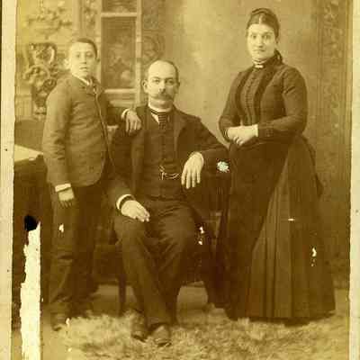 Friends or family of Mary Gomes and Manuel Mello