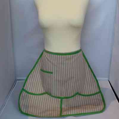 Green edged waist apron
