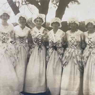 Helena Olsson and friends, 1914 Parade