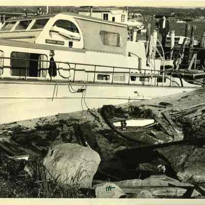 Powerboat TAUREAU ROUGE at marina