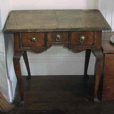 Table, Dressing