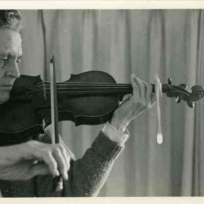 Elise Owen playing violin