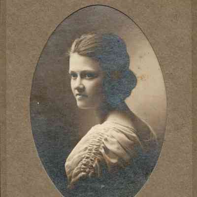 Anna MacDowell