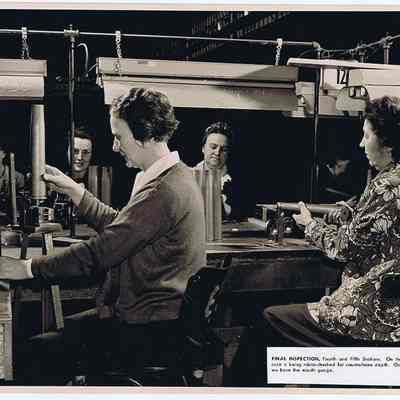 Photo, 40mm Shell Mfg. "Final Inspection"