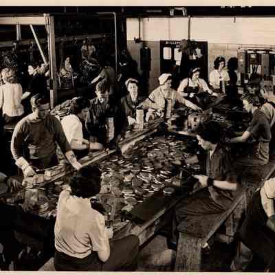 Photo, 40mm shell mfg. Sorting steel blanks