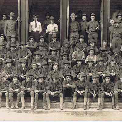 pic- ~70-man group of WW1 US soldiers