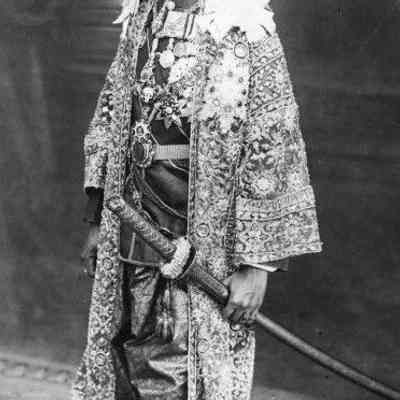 For reference only: King Prajadhipok in Khrui, carrying Krabi sword.