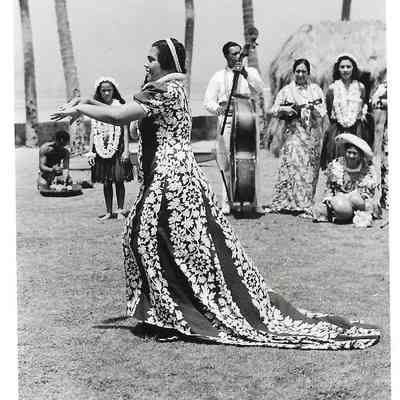 Holoku Hula