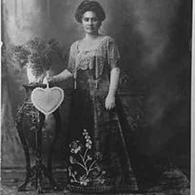 For reference only: In her life story published in 1936, she claimed she may have been queen and that someday she would restore the rights of Hawaiians to their land. If she was awarded inheritance of the crown lands of Hawaii, she would give each family beach front to catch fish and lobster and gather seaweed, and a mountain property to raise pigs, chickens and taro, also building free schools and free hospitals in every district, all anybody could need and want.
