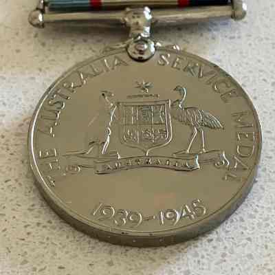 2023.1.34.1v: The reverse shows the coat of arms of the Commonwealth of Australia surrounded by the words 'THE AUSTRALIA SERVICE MEDAL 1939–1945'.