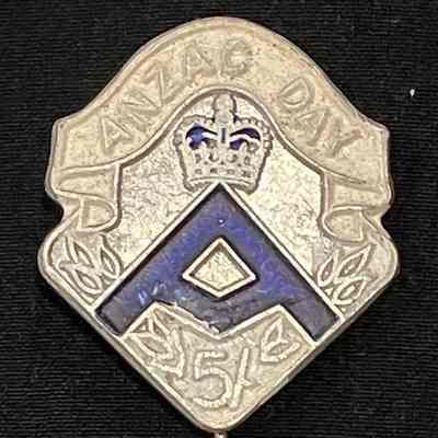 Anzac Day pin, metal, enamel purple, obverse & reverse 5/