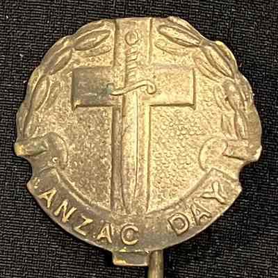 Pressed metal Anzac Day pin/badge