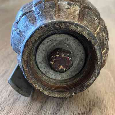 2023.260: Base showing lack of base attachment, replaced by a bolt.