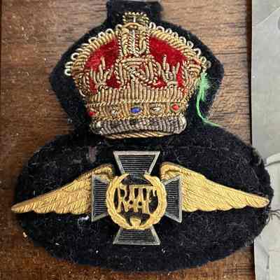 WW2 RAAF Cap badge belonging to OSMOND, Flight Lieutenant George Alfred