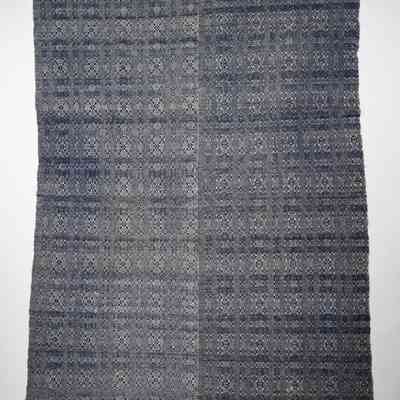 Geometric coverlet; overshot on opposites
