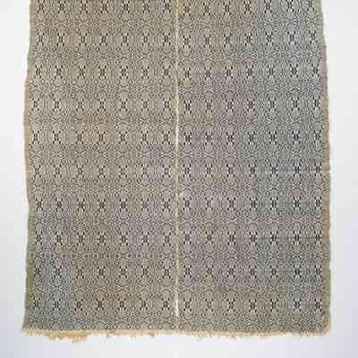 Geometric coverlet; overshot on opposites